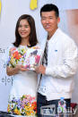 女演員鄭惠英與歌手Sean夫婦在首爾市麻浦區合井洞的Holt兒童福利會，舉行了新書隨筆《今天更加幸福》的出版紀念記者會。