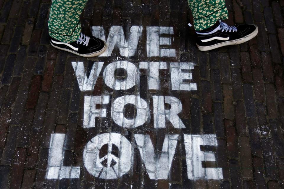 <p>Ein Graffiti am Wahltag in Amsterdam: „Wir wählen Liebe.“ (Bild: Cris Toala Olivares/Reuters) </p>