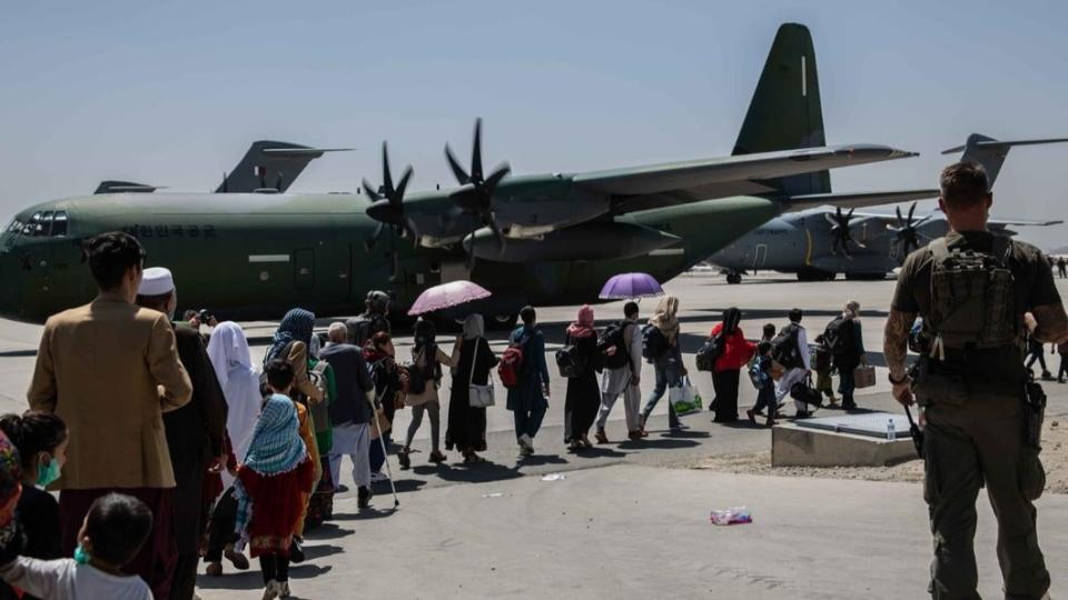 南韓空軍派出3架次運輸機協助撤離阿富汗人。（翻攝自Stefanie Glinski 推特 @stephglinski）