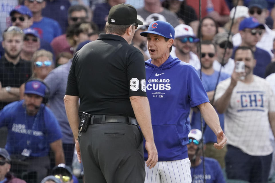 Chicago Cubs manager Craig Counsell, center right, argues a call with umpire Chris Conroy (98) during the ninth inning of a baseball game against the Cincinnati Reds, Friday, May 31, 2024, in Chicago. (AP Photo/David Banks)
