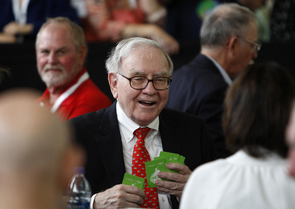 Billionaire financier and Berkshire Hathaway CEO Warren Buffett smiles as he plays bridge with shareholders during their annual meeting in Omaha, Nebraska, May 4, 2008. REUTERS/Carlos Barria  (UNITED STATES)