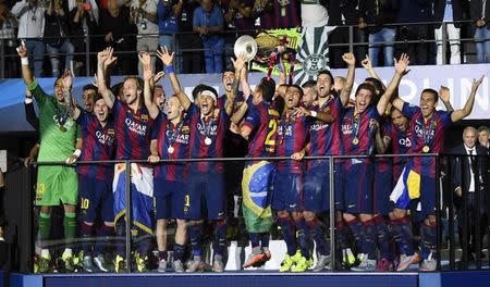 Barcelona celebrate with the trophy after winning the UEFA Champions League. Reuters / Dylan Martinez