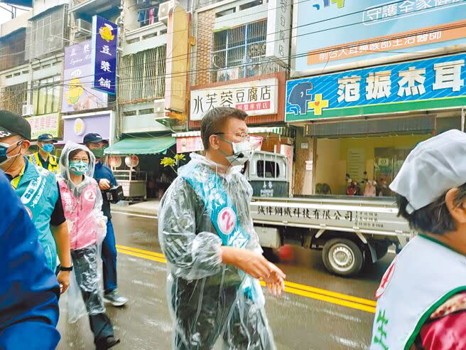 民進黨台中市長候選人蔡其昌（前）8日在霧峰區路口掃街，接著到大里區市場拜票。（潘虹恩攝）