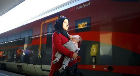 Travellers believed to be migrants leave a train coming from Hungary at the railway station in Vienna, Austria, August 31, 2015. REUTERS/Leonhard Foeger