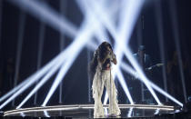 H.E.R. canta en la ceremonia de los Premios BET, el domingo 27 de junio de 2021 en el Teatro Microsoft en Los Ángeles. (AP Foto/Chris Pizzello)