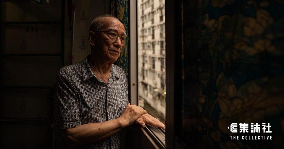 91歲的黎伯，獨居於民安樓三樓。邨內無電梯，他每日扶著拐杖買飯，走兩層便要喘一喘氣。他說，這條邨太舊了，重建屬必要，但他找不到願租樓給長者的業主，盼政府協助安置。