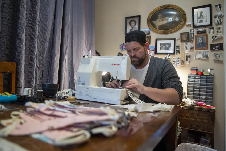 Se ha puesto de moda otra vez lo que fue un hábito diario de nuestras abuelas, una tradición que hace más de veinte años había emprendido el camino de la desaparición. (Foto AP / Mary Altaffer)