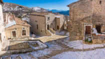 Se encuentra a 1.250 metros sobre el nivel del mar dentro del Parque Nacional Gran Sasso e Monti della Laga, un paisaje espectacular, aunque en el que son habituales el frío y la nieve en invierno. (Foto: Getty Images).