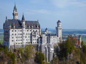 <p>Einmal wie ein echter König oder eine Königin fühlen – im Traumschloss Neuschwanstein ist das möglich. Der bayrische König Ludwig II. hinterließ mit diesem Bauwerk einen echten Touristenmagneten, der jährlich über eine Million Gäste anzieht. (Bild-Copyright: S. Borz/ddp images) </p>