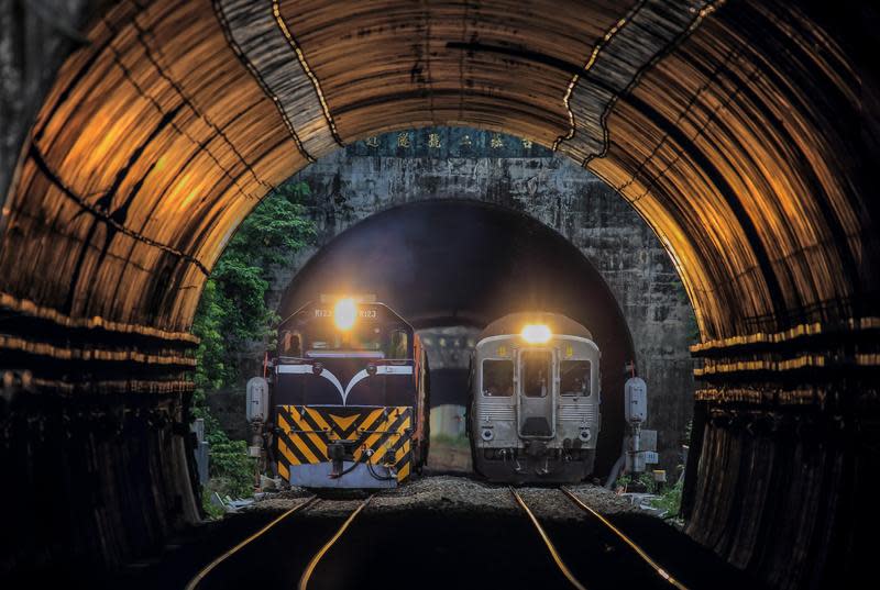 《南方，寂寞鐵道》將南迴鐵路電氣化前的鐵道壯闊地景，以及被遺忘的人文歷史故事搬上大銀幕。（上善醫文化工作室提供）