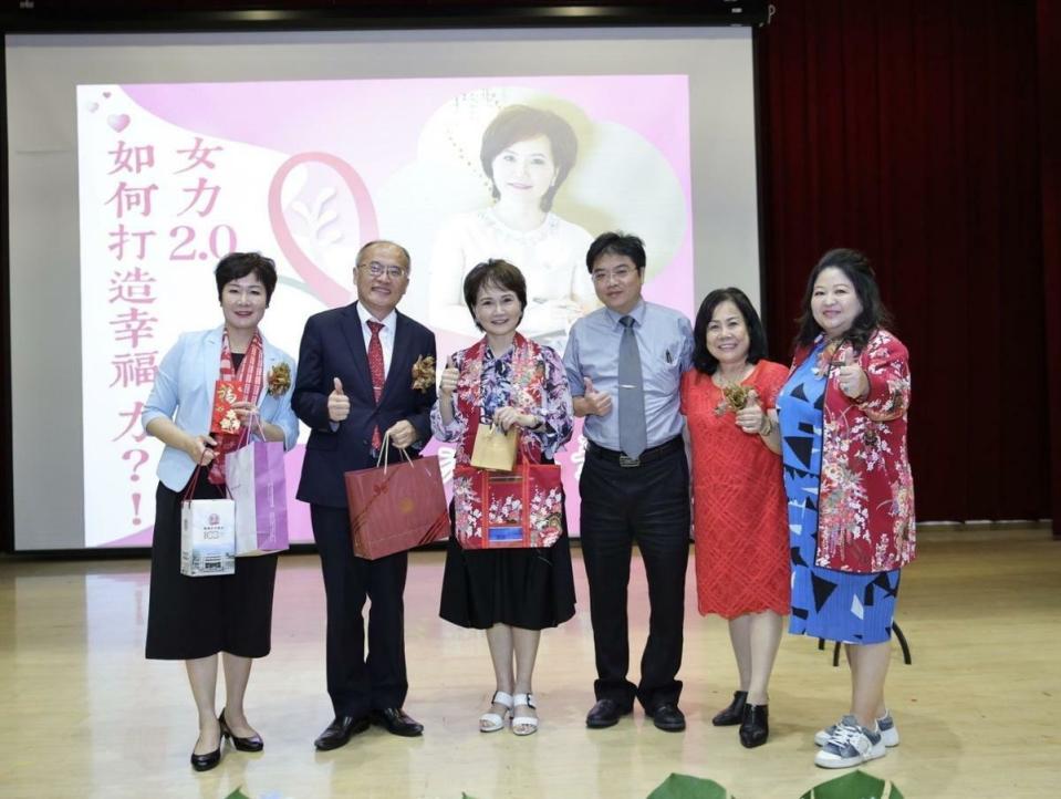 雄女百年校慶系列講座邀請沈春華(左三)回母校演講。   圖：高雄女中/提供