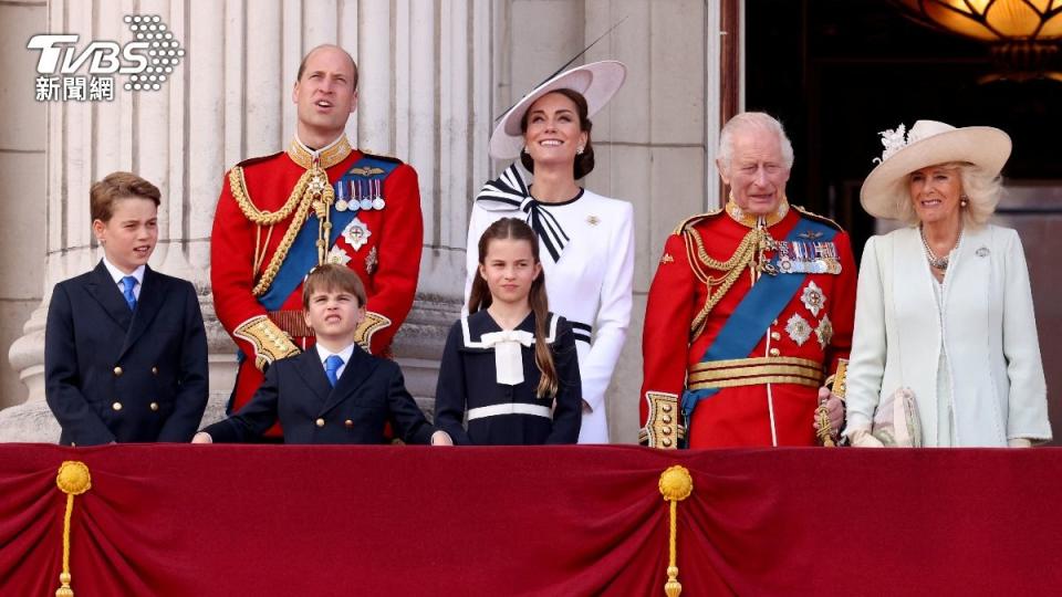 英國王室的核心成員，齊聚白金漢宮陽台觀賞閱兵典禮。（圖／達志影像路透社）