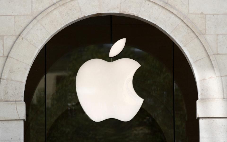 FILE PHOTO: An Apple logo is shown at an Apple store in Paris, France, September 17, 2021. REUTERS/Gonzalo Fuentes/File Photo - GONZALO FUENTES/REUTERS