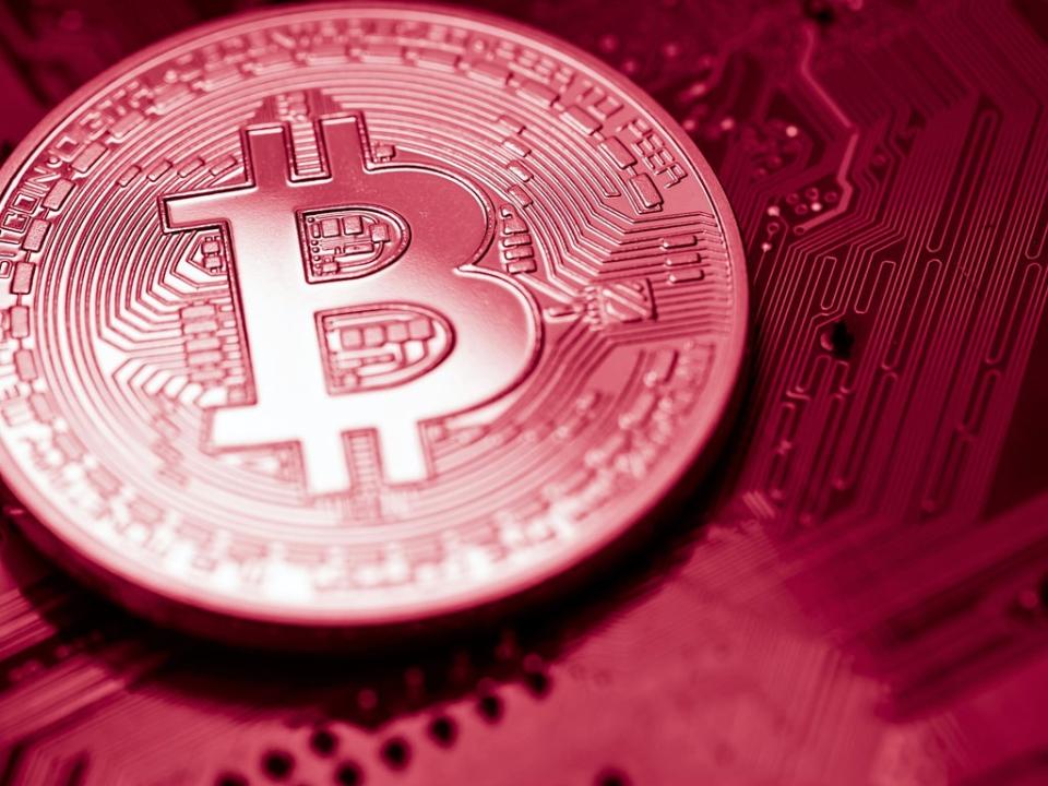 El precio de bitcoin ha caído más del 50 por ciento desde noviembre de 2021, cuando alcanzó su máximo  (Getty Images)