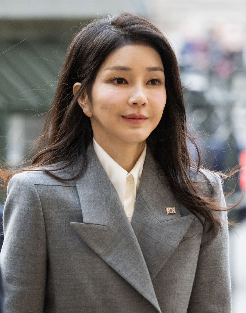 La Primera Dama de Corea del Sur, Kim Keon-hee, visita la Abadía de Westminster el 21 de noviembre de 2023 en Londres, Inglaterra. 