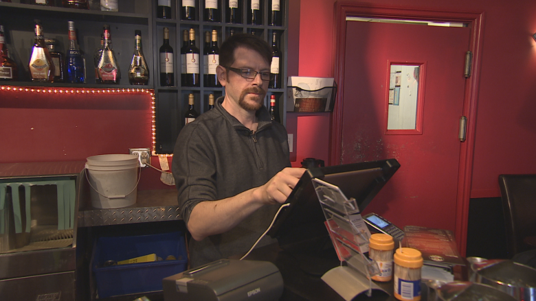 Restaurateur calls on Yellowknife businesses to open washrooms to public