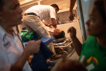 Médicos prestan asistencia a los migrantes de América Central en su ruta a Estados Unidos después de que llegaron a Huixtla, México, el 22 de octubre de 2018. REUTERS/Adrees Latif - RC161D1B7770