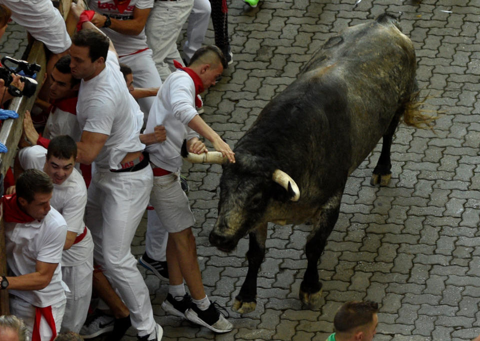 <p>Un corredor evita por milímetros la cornada de uno de los morlacos (REUTERS/Eloy Alonso) </p>