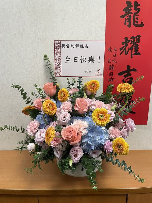 徐巧芯送花籃。（圖／翻攝自徐巧芯臉書）