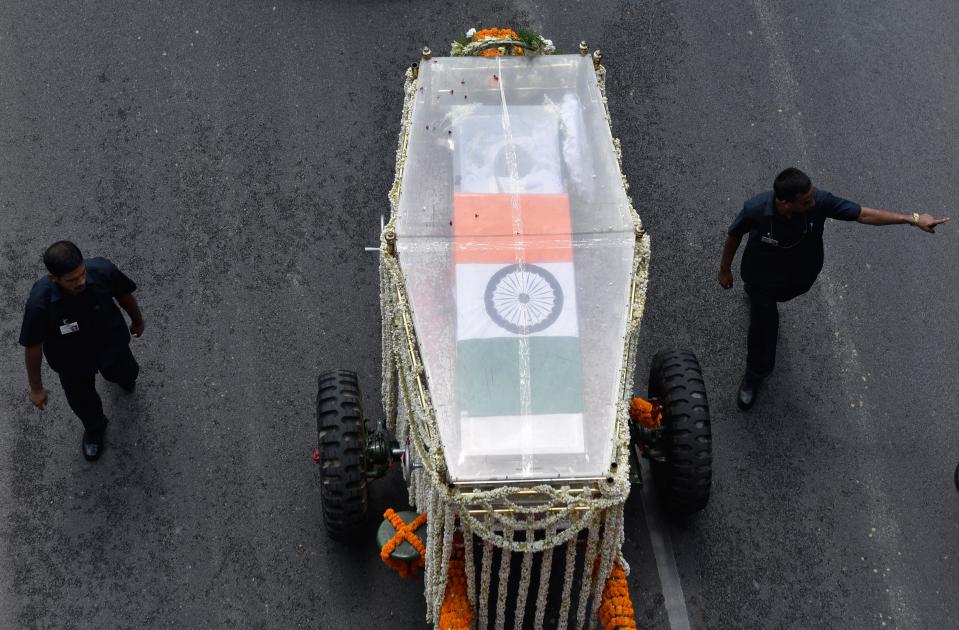 <p>A vehicle carrying the coffin with the body of former Prime Minister Atal Bihari Vajpayee from his residence at 6A-Krishna Menon Marg, to the BJP headquarters on Deen Dayal Upadhyay Marg, on August 17, 2018 in New Delhi, India. (Photo by Sanchit Khanna/Hindustan Times via Getty Images) </p>