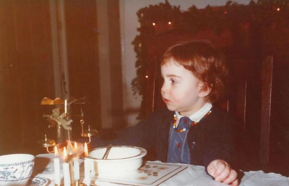 凱特王妃1歲時過耶誕節的模樣，相當可愛。（翻攝princeandprincessofwales IG）