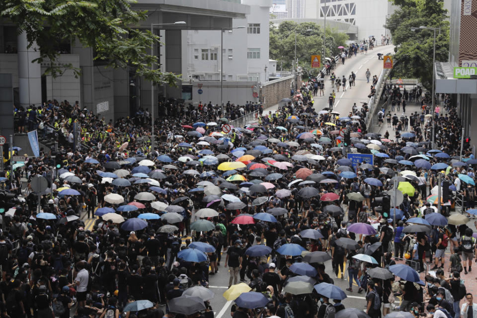 包圍警總期間，一度下雨，示威者又再舉傘。美聯社圖片