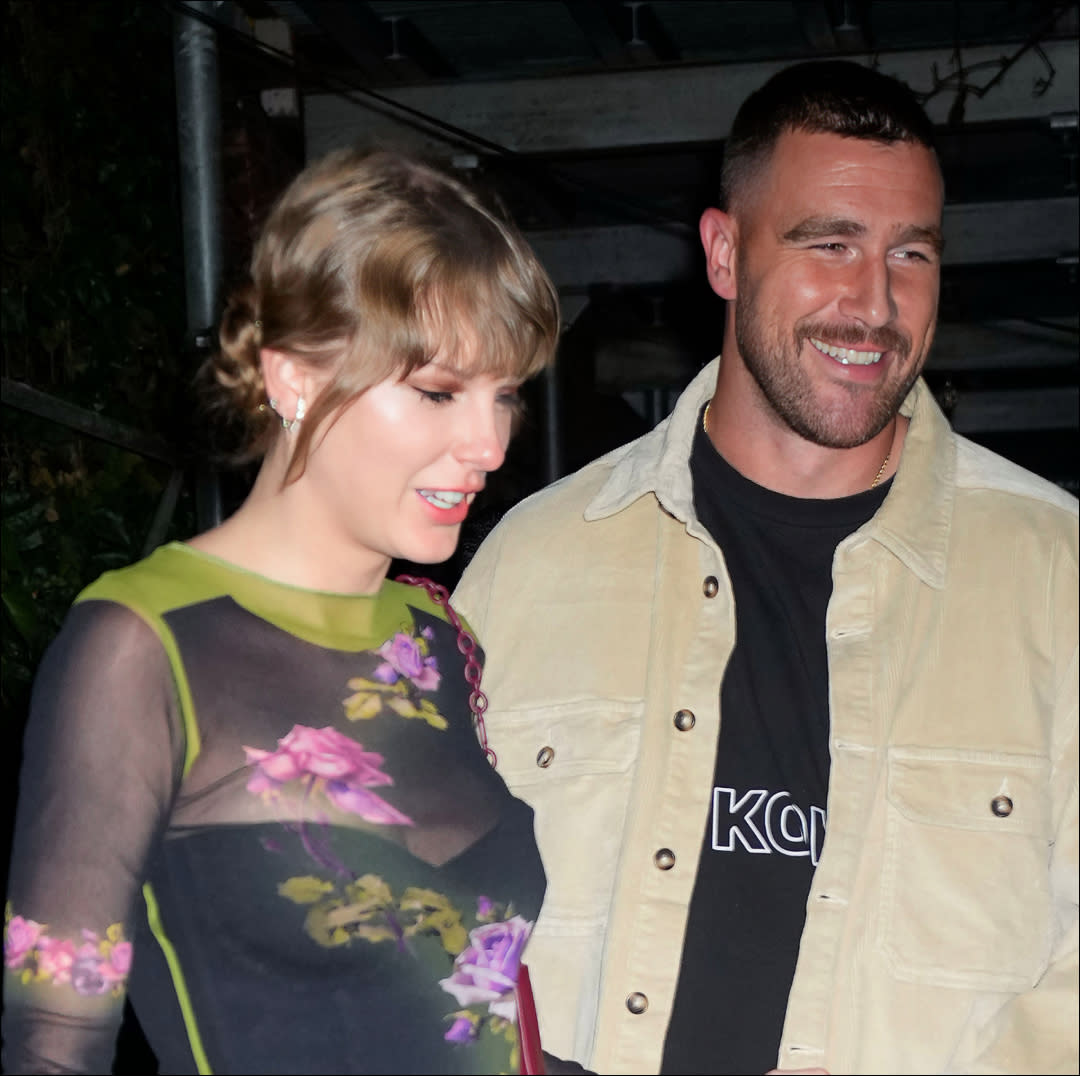  Taylor Swift and Travis Kelce share a New Year's Eve kiss. . 