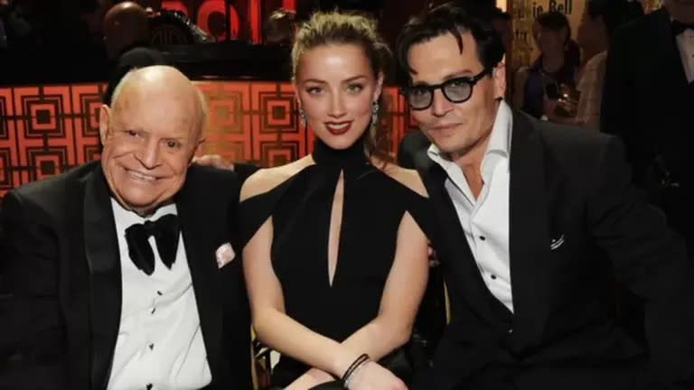 Esta foto de Amber Heard y Johnny Depp en un homenaje al cómico Don Rickles (izda.) fue tomada un día después de una supuesta golpiza. Heard afirmó haber ocultado los moretones con maquillaje.