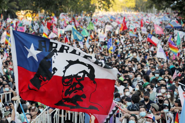 Los partidarios del presidente electo chileno Gabriel Boric celebran tras los resultados oficiales de la segunda vuelta de las elecciones presidenciales, en Santiago, el 19 de diciembre de 2021. Chile pasó de ser una "democracia plena" a una "democracia imperfecta".