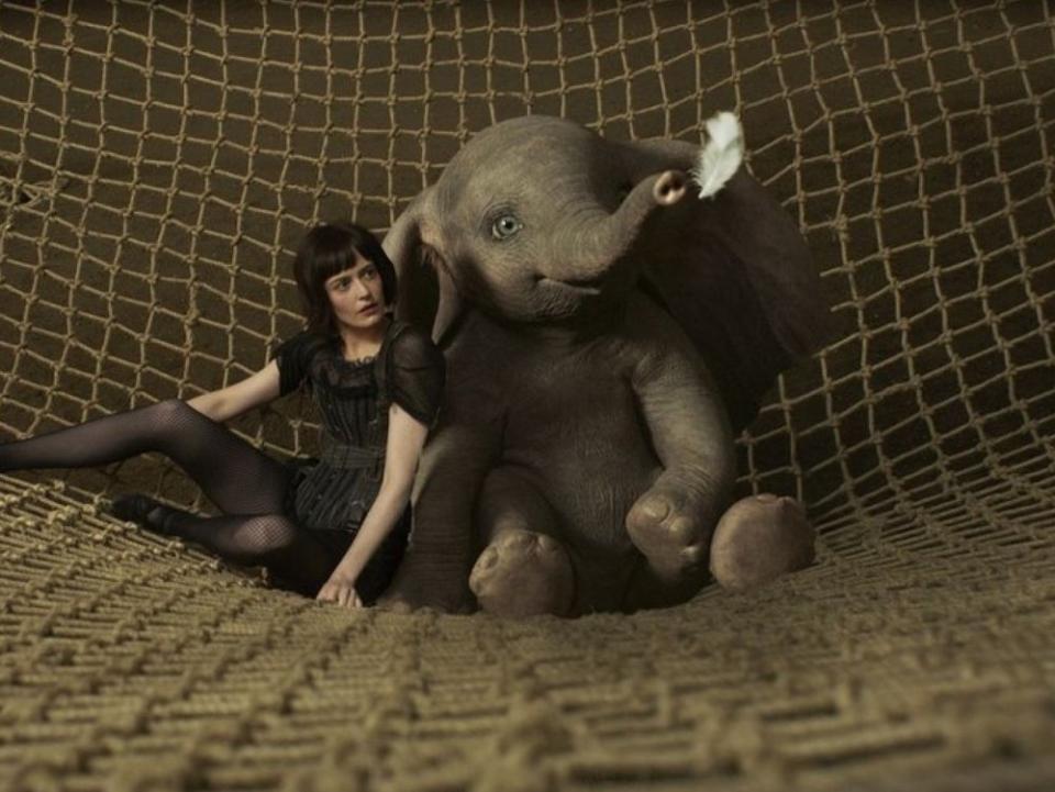 "Dumbo": Die Akrobatin Colette Marchant (Eva Green) mit dem großohrigen Elefantenbaby. (Bild: Disney Enterprises, Inc.)