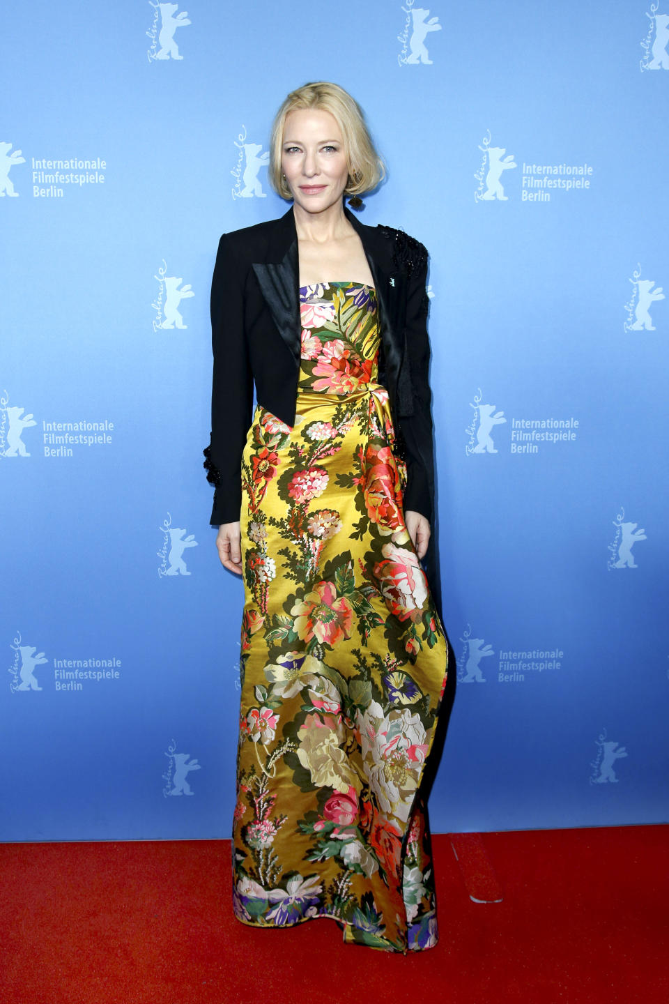 Cate Blanchett kombinierte auf der "Stateless"-Premiere einen coolen, schwarzen Leder-Bolero zu ihrem süßen Floralprint-Kleid von Dries Van Noten. (Photo by Isa Foltin/WireImage)