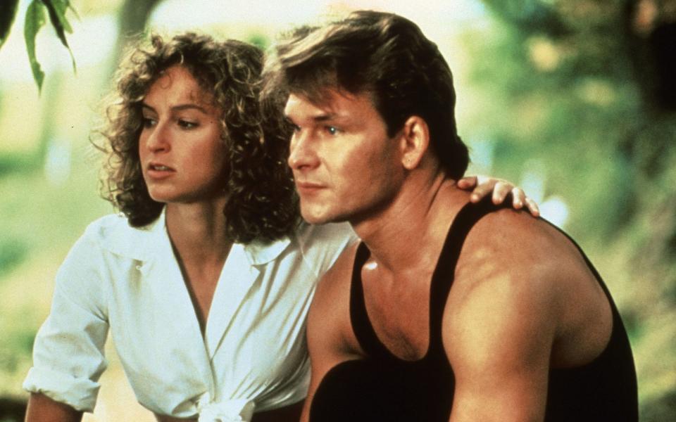 Millionen Fans schauen bis heute immer wieder an, wie Baby Houseman (Jennifer Grey) im Feriencamp in die starken Arme von Tanzlehrer Johnny (Patrick Swayze) begibt und tanzen lernt. Doch egal, wie oft Sie den Kultfilm bereits gesehen haben, diese Dinge wussten Sie sicher noch nicht ... (Bild: Concorde Home Entertainment)