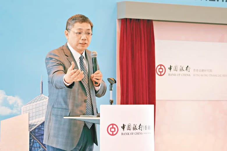 巴曙松表示，目前全球離岸人民幣存款只有1.3萬億元。