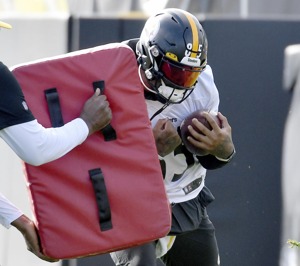 Pittsburgh Steelers tight end Eric Ebron works through drills during an NFL football practice, Friday, Oct. 8, 2021, in Pittsburgh. (Matt Freed/Pittsburgh Post-Gazette via AP)