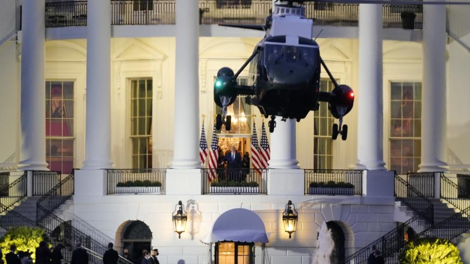 US-Präsident Trump beobachtet vom Balkon des Weißen Hauses aus, wie die Marine One startet.