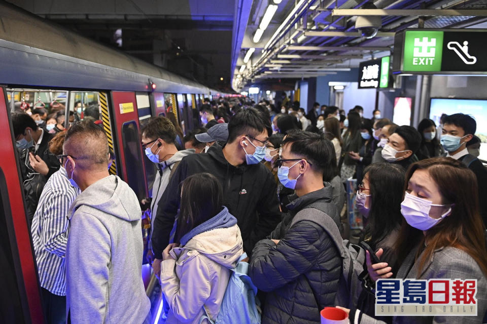 港鐵逐步加強列車及輕鐵服務。資料圖片