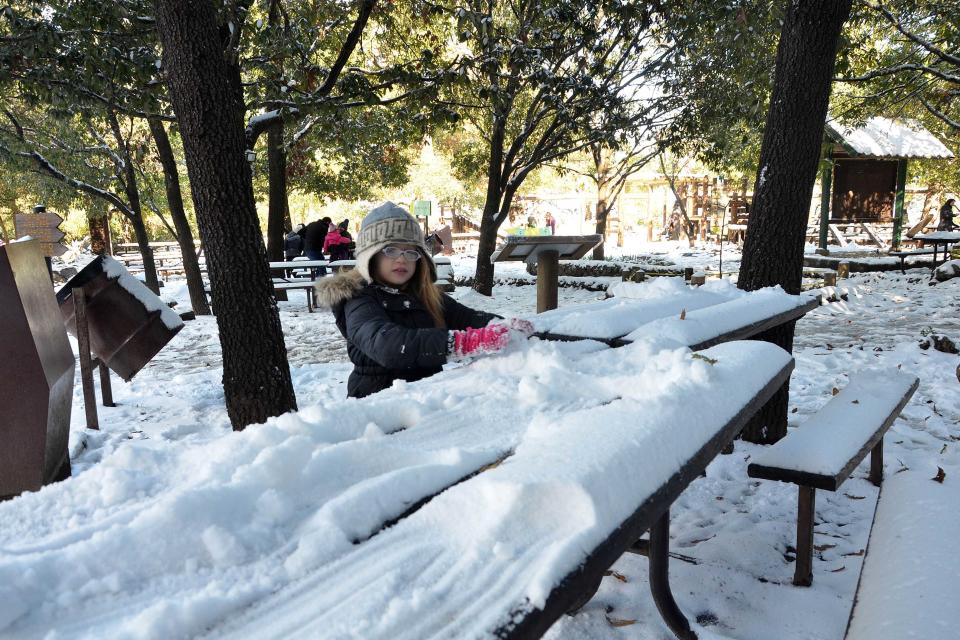 <p>MONTERREY, NL. Weather/Clima-NL.- Una niña juega con la nieve que dejó el frente frío número 14 por distintas regiones de la entidad, 8 de diciembre de 2017. Foto: Agencia EL UNIVERSAL/JMA </p>