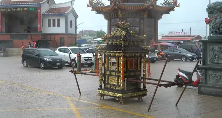 天色突然變暗下起大雨，約莫10分鐘雨勢才趨緩。翻攝「神跡廟會 」粉專