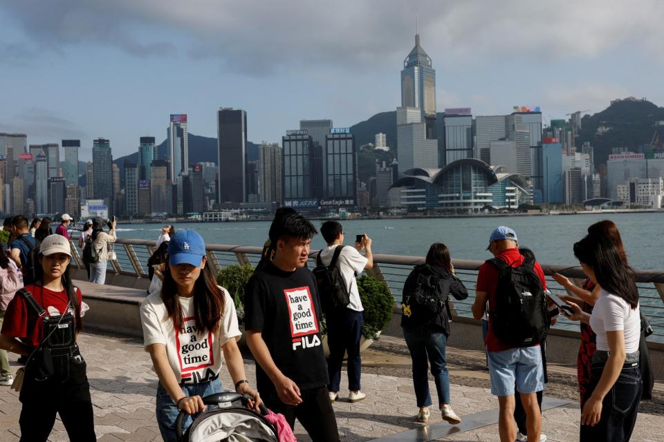 中國在疫情解封後，開放中國民眾可前往138國與港澳旅遊，但未將台灣列為開放清單中。圖為2023年五一黃金週，大批陸客湧入香港。路透社