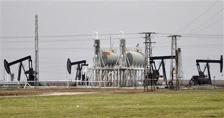 Oil pumpjacks are seen at the Rumeilan oilfield, Qamishli province December 11, 2013. REUTERS/Rodi Said