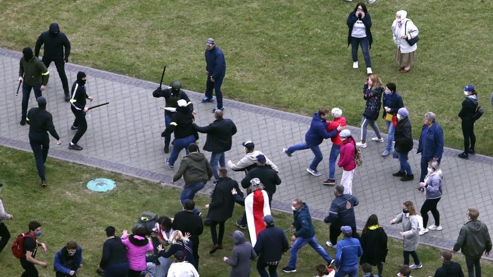 Demonstranten und Polizisten in Zivil geraten in Minsk aneinander.