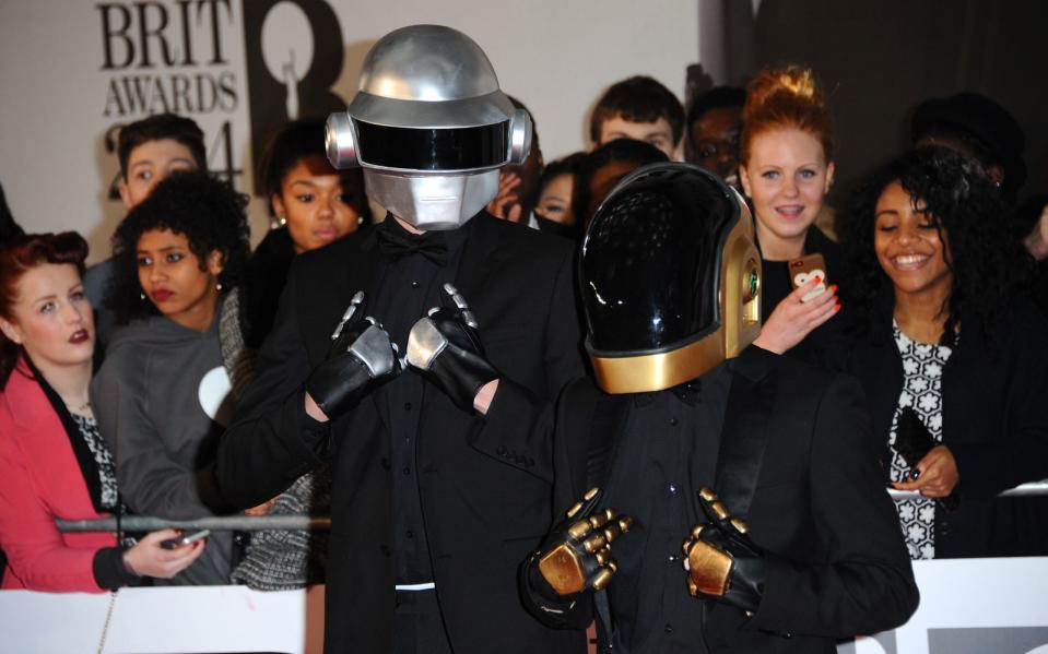 <p>Inzwischen weiß man: Der linke Robo-Punk heißt eigentlich Thomas Bangalter, der rechte Guy-Manuel de Homem-Christo. Ihre Gesichter zeigten Daft Punk, die im Februar 2021 ihre Auflösung bekanntgaben, bei öffentlichen Auftritten aber bis zuletzt nicht - wer unbedingt wissen will, ob sich hinter Daft Punk echte Menschen verbergen, wird im Internet trotzdem eine Antwort finden. (Bild: 2014 Getty Images/Anthony Harvey)</p> 