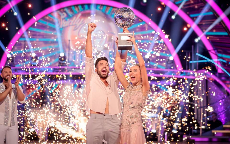 Giovanni lifts the Strictly trophy with Rose Ayling-Ellis