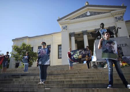 Students of Havana University pay tribute to Cuba's late President Fidel Castro in Havana, Cuba, November 28, 2016. The small sign reads, "Thanks for everything Commander." REUTERS/Alexandre Meneghini