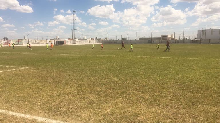 Este lunes River probó jugadores en la cancha de Calchín.