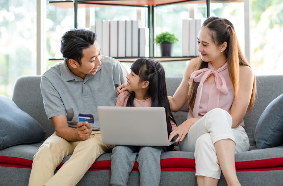 線上消費趨於主流，家庭消費決策者越來越習慣在線上通路消費。（圖/Shutterstock）