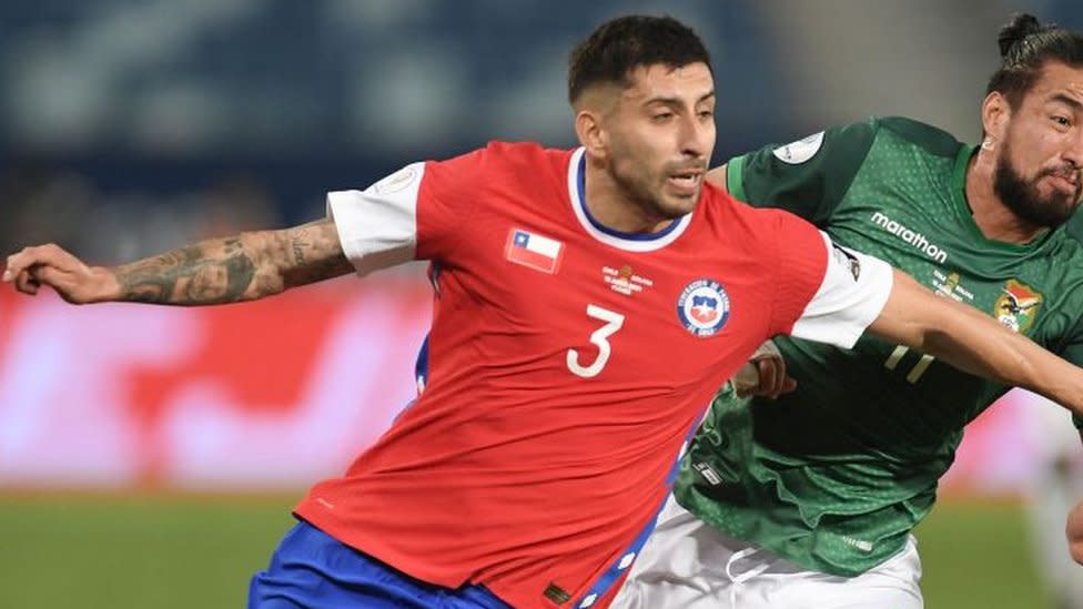 Jugador de la selección de Chile disputando un balón.