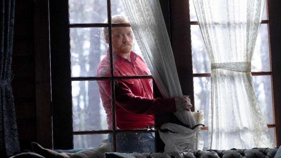 魯伯特葛林特在《敲敲門》中飾演闖入他人住處的入侵者。（圖／環球影業提供）