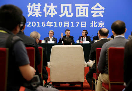 Huang Jiefu (C), Director of China National Organ Donation and Transplantation Committee, attends a news conference during 2016 China International Organ Donation Conference at the Great Hall of the People in Beijing, China, October 17, 2016. REUTERS/Jason Lee