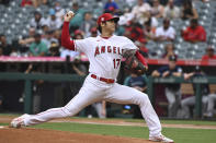 El pitcher de los Angelinos de Los Ángeles Shohei Ohtani lanza durante la primera entrada del juego contra los Marineros de Seattle, el domingo 26 de septiembre de 2021, en Anaheim, California. (AP Foto/Michael Owen Baker)